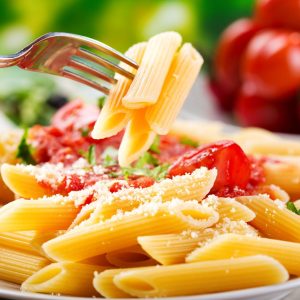 Pročitajte više o članku Hrskava salata od tjestenine i povrća