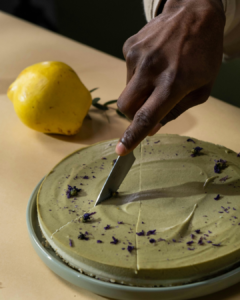 Pročitajte više o članku Cheesecake s pistacijama i limunovom koricom