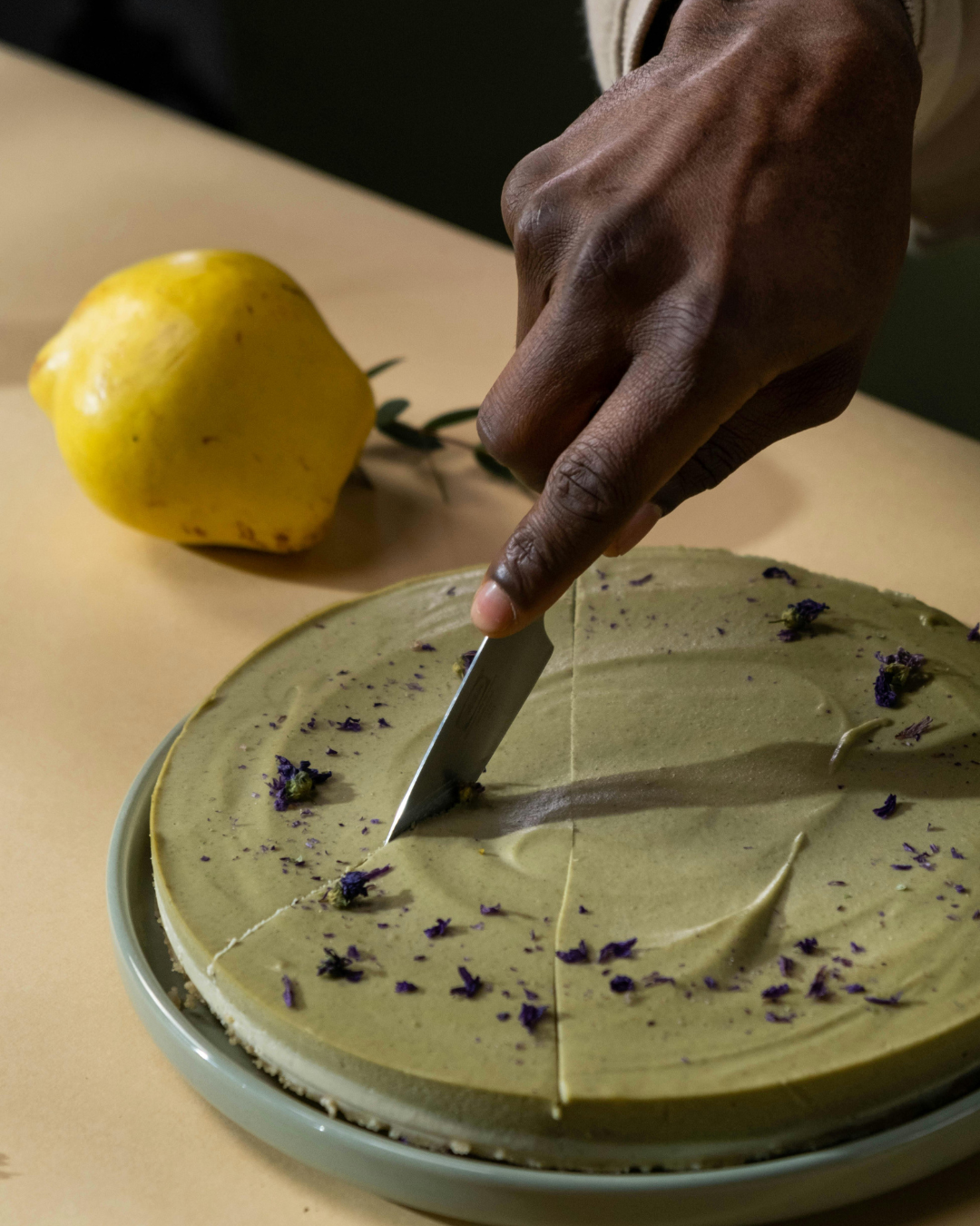 Pročitajte više o članku Cheesecake s pistacijama i limunovom koricom