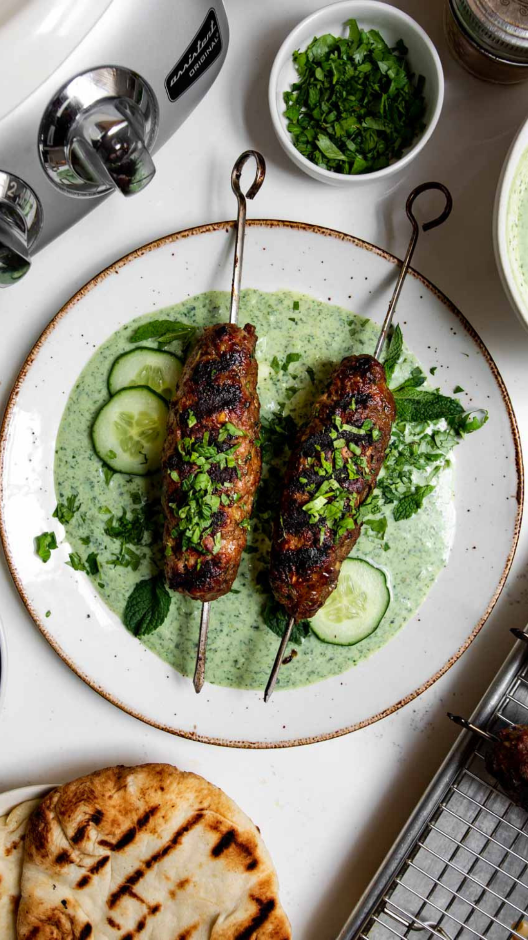 Trenutno pregledavate Domaći šiš ćevapi/kofta kebabi od janjetine i junetine s umakom od jogurta i mente